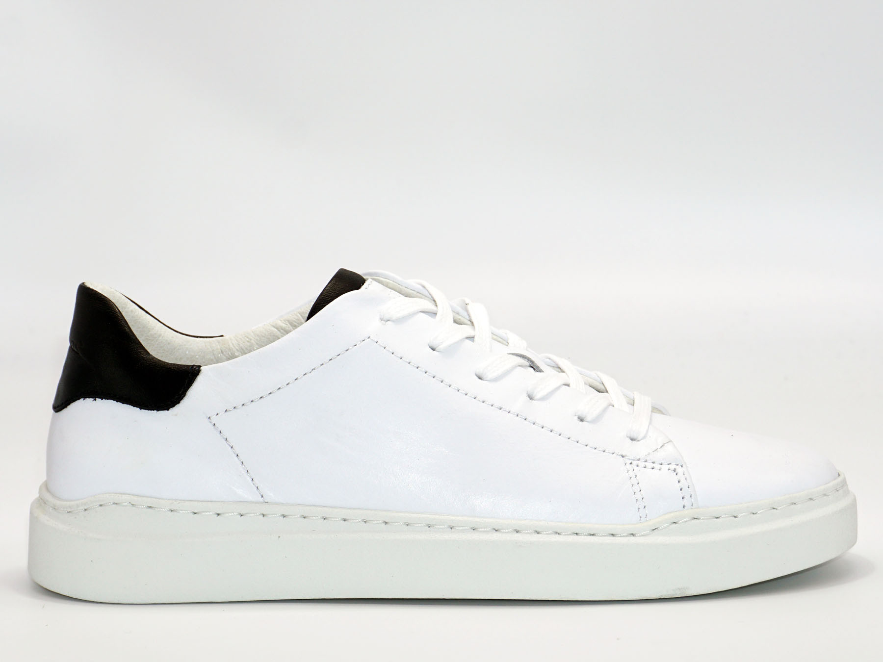 Ten Points Sneaker Isolde