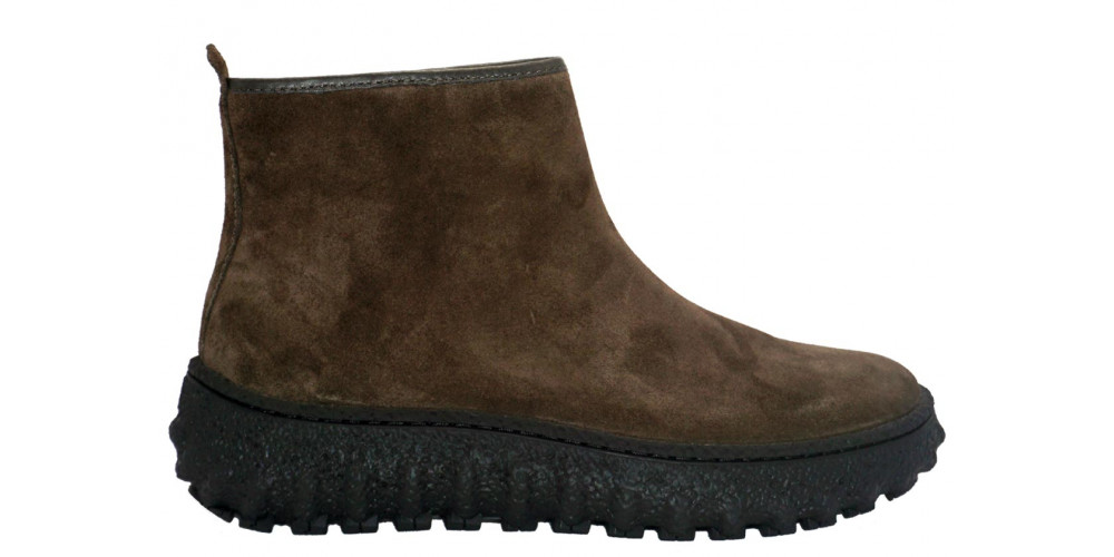 Camper Boots Ground